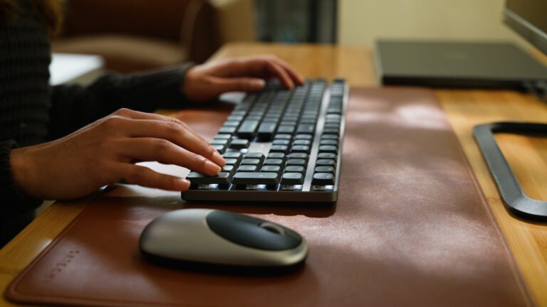 Satechi-SM3-Slim-Mechanical-Backlit-Bluetooth-Keyboard-02-768x432-1-1.jpg